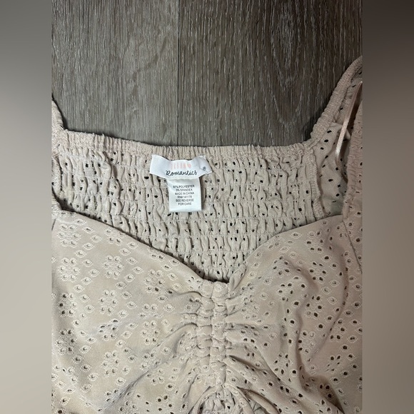 New Women's Beige Ruched Eyelet Top size medium - Picture 4 of 4